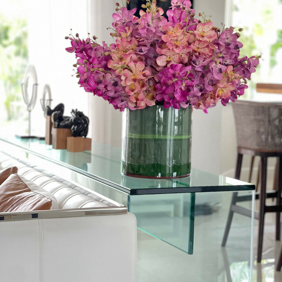 Gemischte Mokara-Orchideen im großen Rota-Zylinder