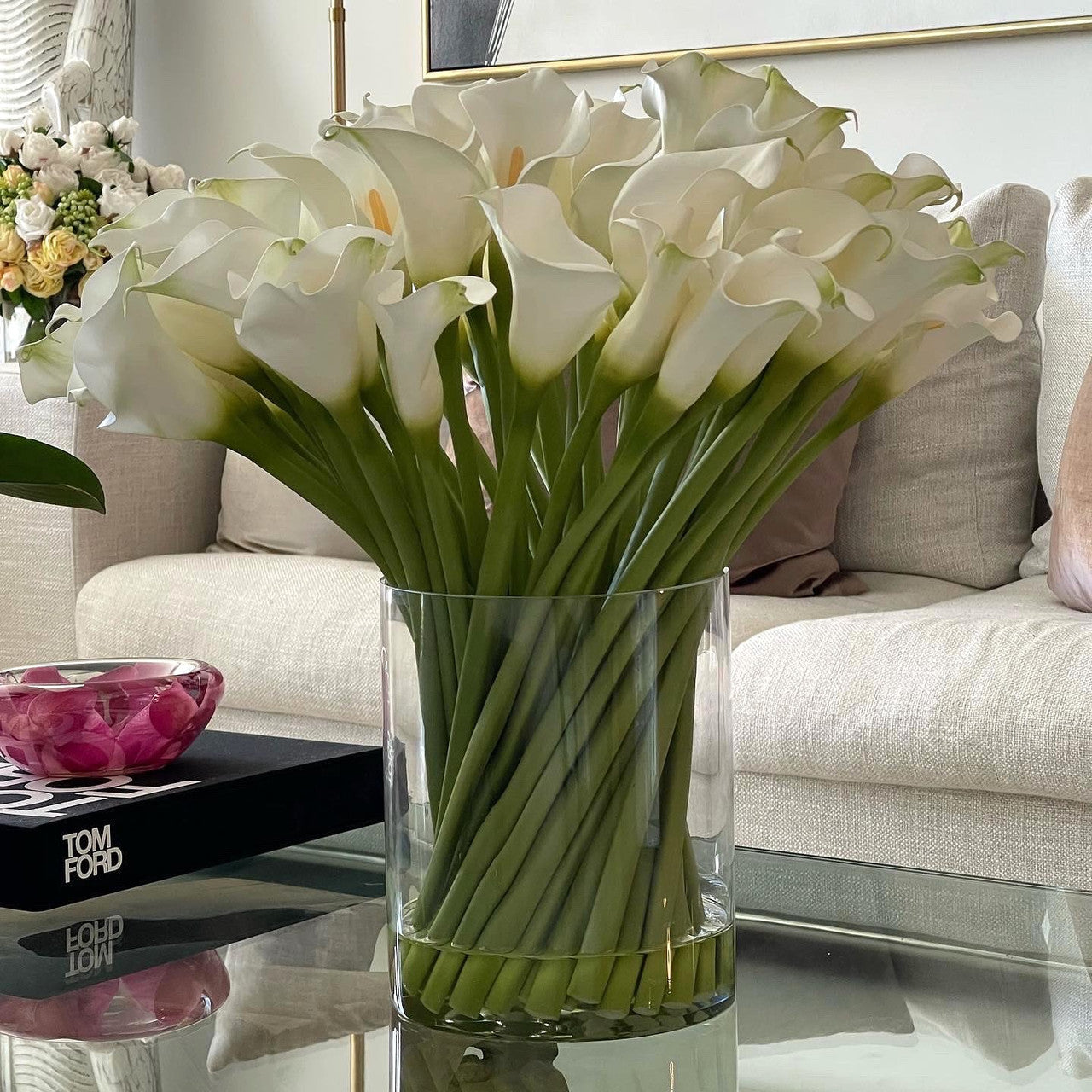 Calla-Lilien im Glaszylinder