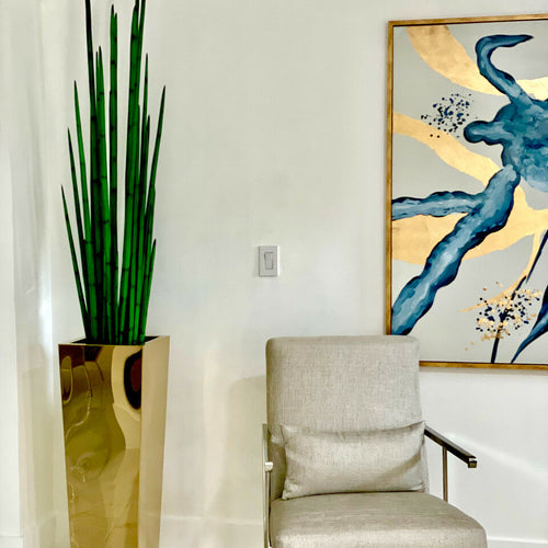 Goldene Würfelvase mit Schlangen-Gras