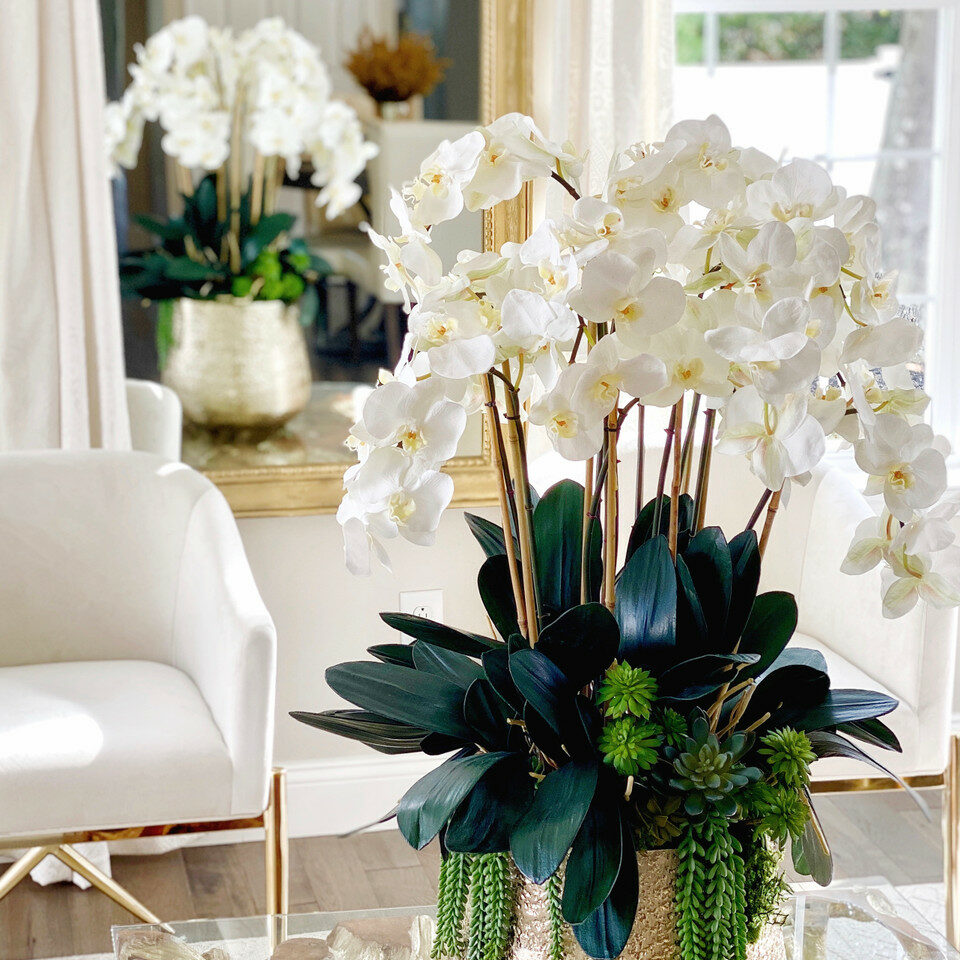 Delaney Vase in Gold mit mehreren Phalaenopsis-Orchideenstielen und Sukkulenten