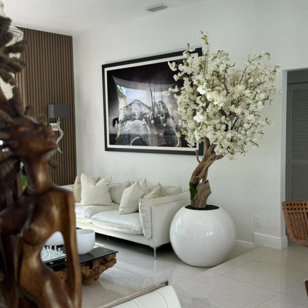 Personalisierter Kirschblütenbaum in glänzend weißer Globusvase