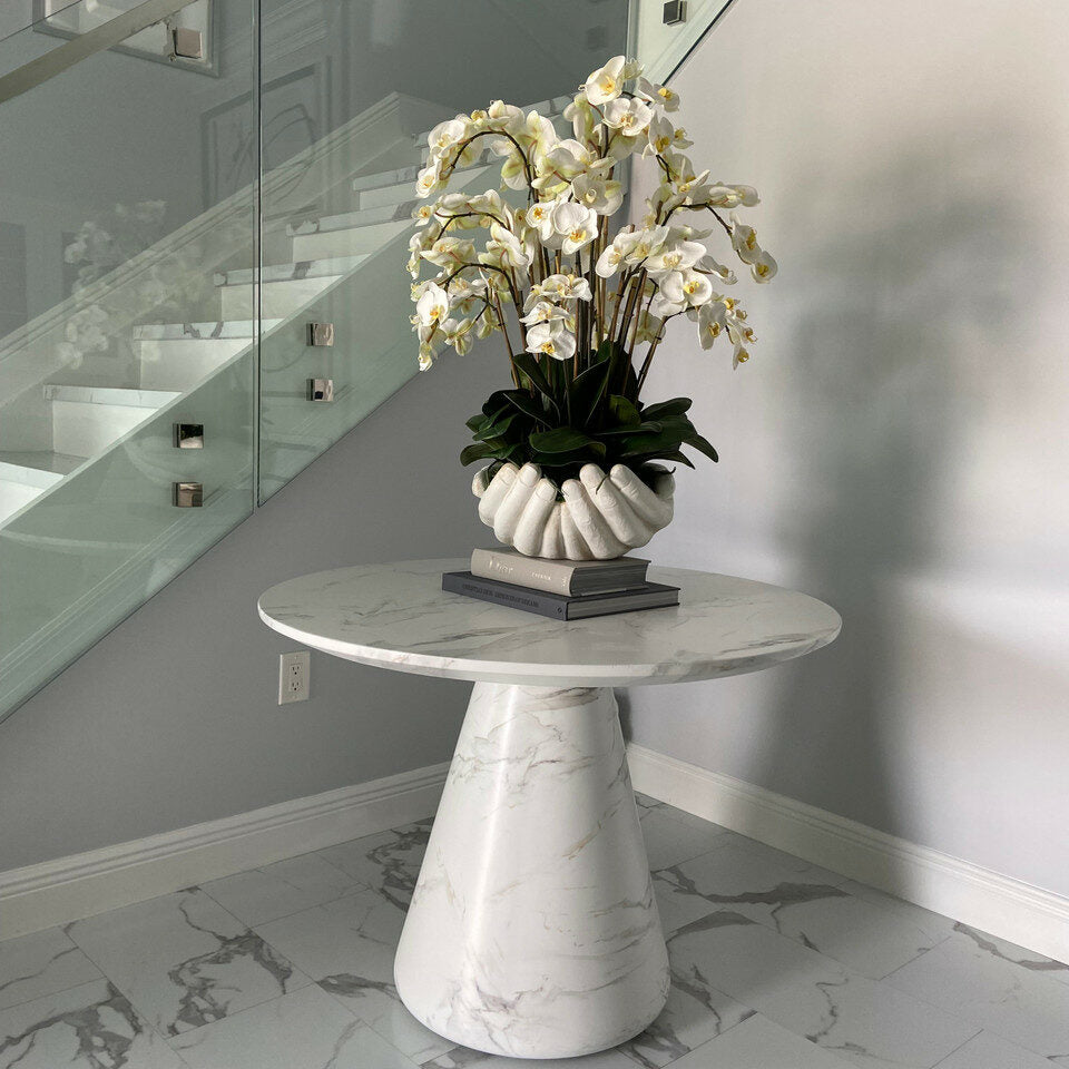 Weiße Phalaenopsis-Orchideen in Vase mit Skulptur „Offene Hände“