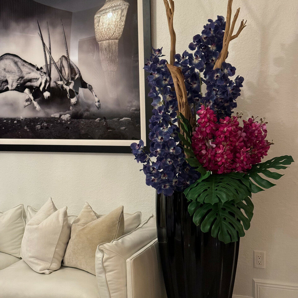 San Jose Vase in glänzendem Schwarz mit Vanda-Orchideen