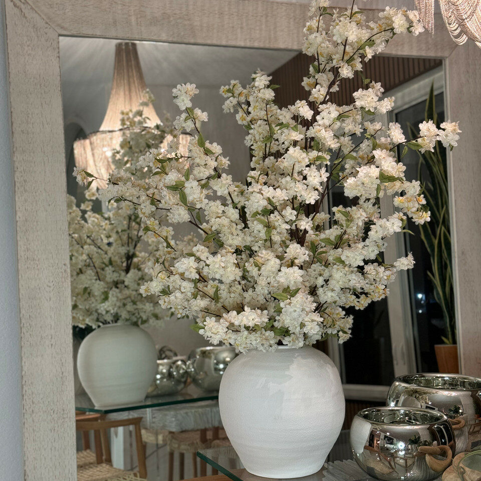 Konos Vase mit Kirschblüten