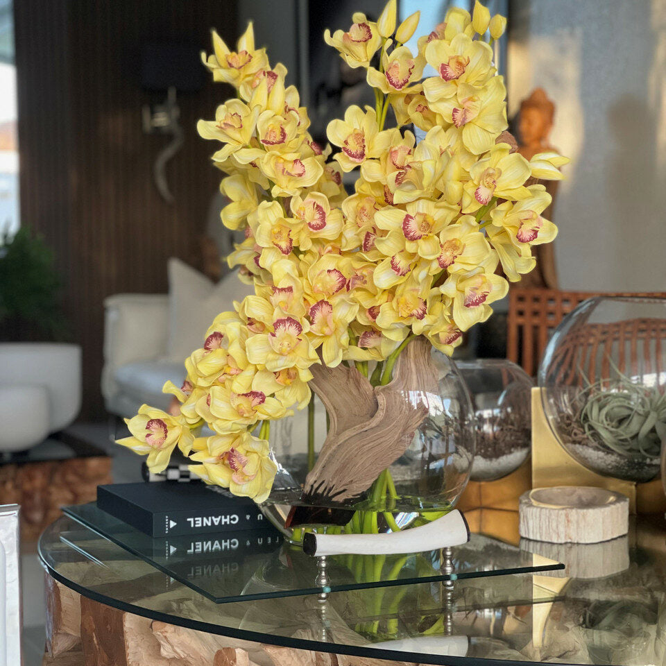 Gelbe Cymbidium-Orchideen in Moon Vase