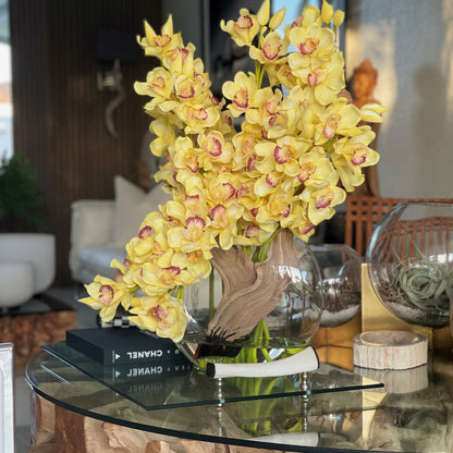 Gelbe Cymbidium-Orchideen in Moon Vase