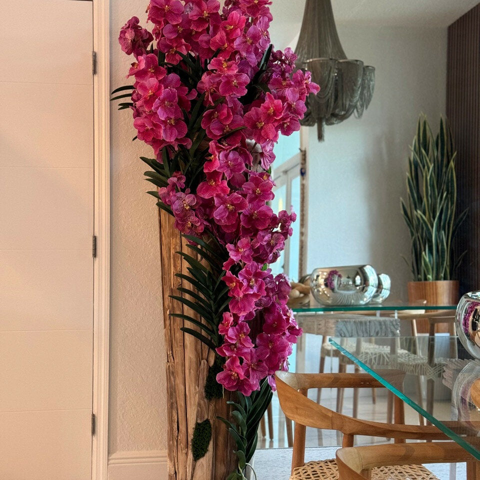 Große Teakholzvase mit naturbelassenen Kanten und pinkfarbenen Vanda-Orchideen