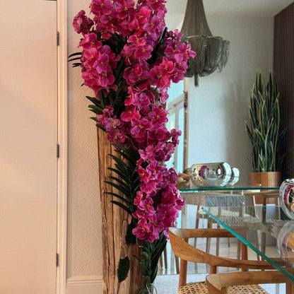 Große Teakholzvase mit naturbelassenen Kanten und pinkfarbenen Vanda-Orchideen